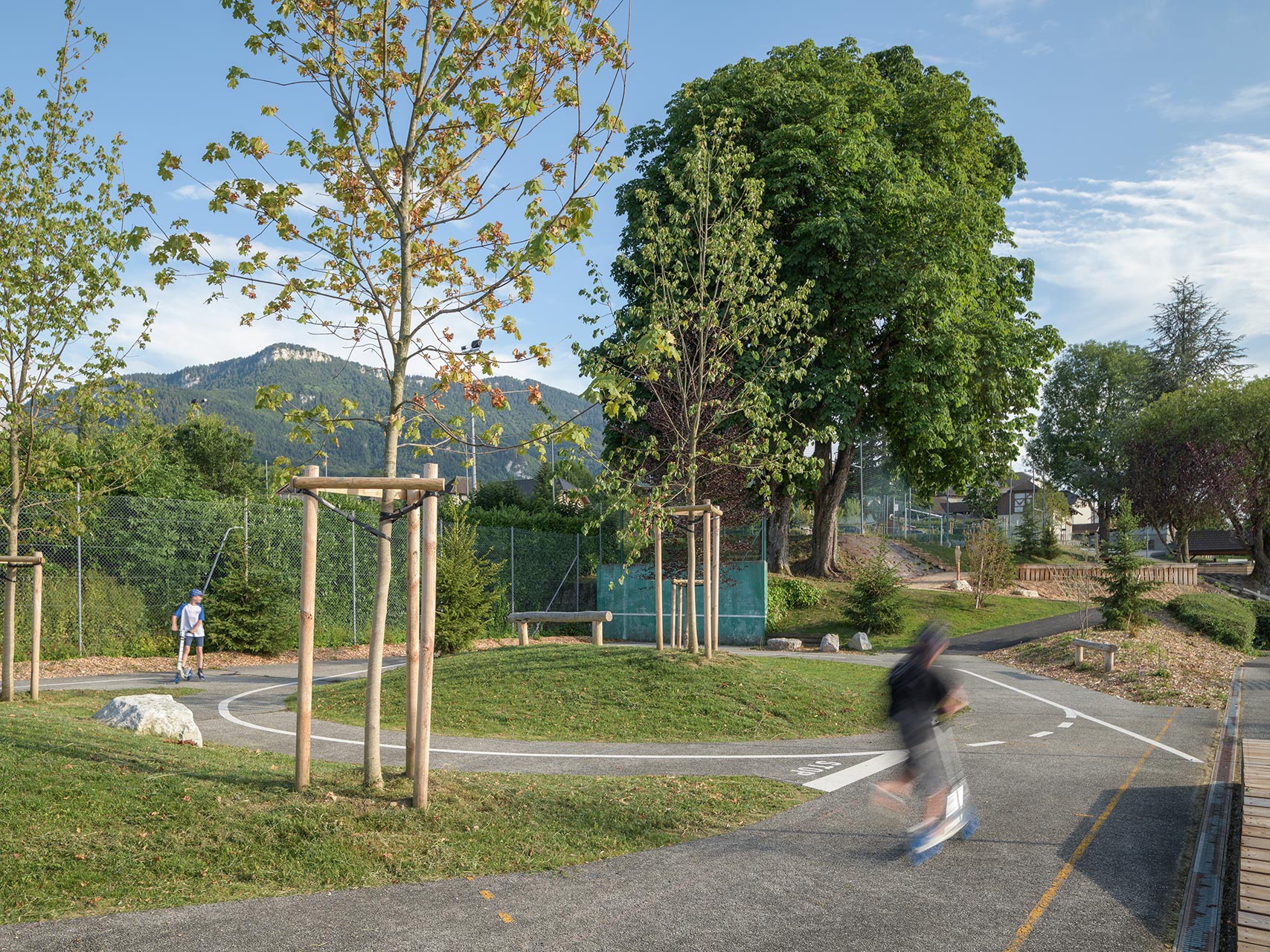 LJN - Paysagiste concepteur - Savoie - Montcel - Square du Nid - Photographie Vélo - Aire de jeux - bois - Coeur de vie - Amphithéâtre - Toboggan - Contrainte - Convivialité - Multigénérationnel - Pétanque